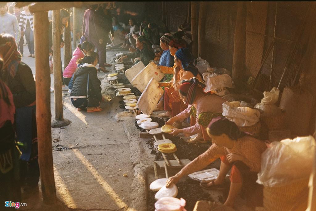 Bánh ngô, bánh tam giác mạch nướng thơm ngon ở chợ Đồng Văn.