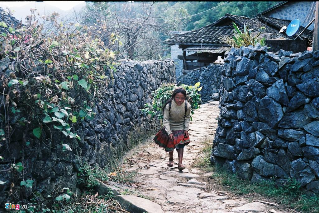 Chúng phải lao động cực nhọc như người lớn hàng ngày.