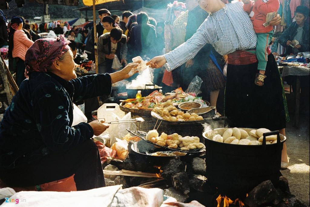 Những hàng bánh rán luôn nghi ngút khói