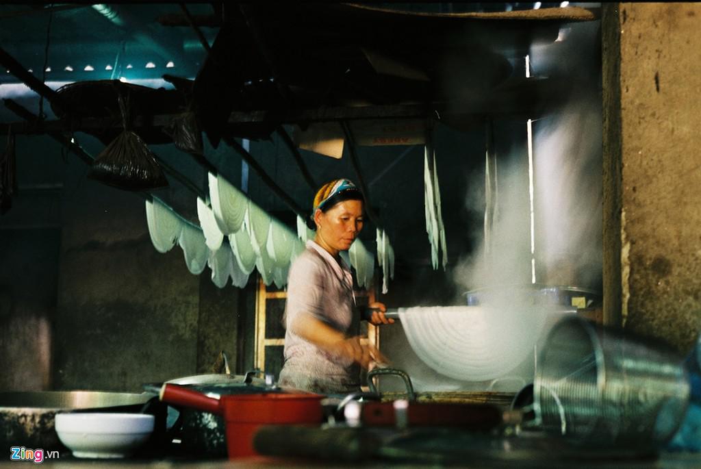 Hà Giang có nét đặc biệt là bánh phở được tráng ngay tại hàng bán, quy trình khép kín từ lúc tráng, thái bánh và nấu phở.