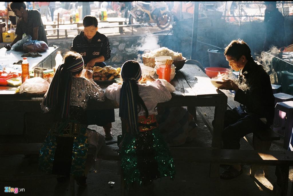 Đồ ăn thức uống nóng hổi, hấp dẫn thực khách.