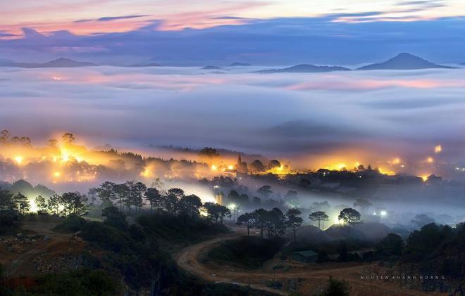Hoàng hôn nơi đây cũng bình yên mang nhiều vẻ đẹp lạ. Mây tràn vào thung lũng khi những ngôi nhà trên phố núi dần dần lên đèn.