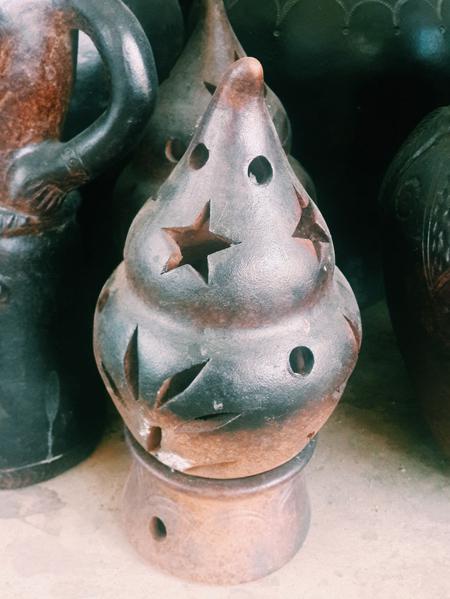 Làng gốm cổ Bàu Trúc (Ninh Phước) của người Chăm có tuổi đời hàng trăm năm. Trước đây, chỉ một vài trong số hơn 400 hộ gia đình quyết tâm theo nghiệp để gìn giữ nét truyền thống.