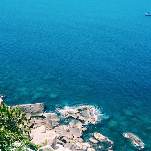 Bộ ảnh mang tên "Ninh Thuận - Điểm đến ngỡ ngàng ở Việt Nam" được Trần Huyền đăng tải lên trang Boredpanda mới đây. Trong ảnh là hải đăng Hòn Chút, đảo Bình Hưng nằm cách Vĩnh Hy không xa, được mệnh danh là hòn ngọc thô của vịnh Cam Ranh.