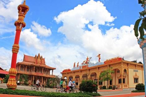 Nơi đây còn có nhiều ngôi chùa Khmer được xây cất tỉ mỉ và rực rỡ những sắc màu.