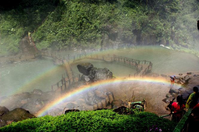 Cầu vồng bảy sắc tuyệt đẹp vắt bên dòng thác, ẩn hiện trong làn sương mờ ảo là hình ảnh mê đắm, hút hồn du khách nhất - Ảnh: Phương Nam