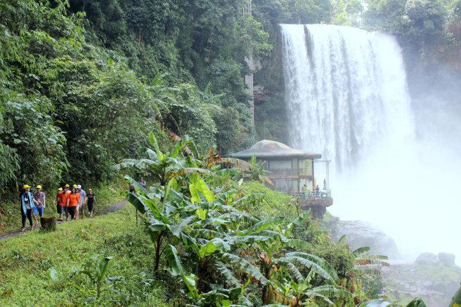 Phía bên kia dòng thác - Ảnh: Phương Nam