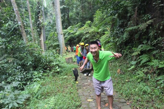 Trèo đèo, lội suối, khám phá thiên nhiên hoang sơ là sở thích của nhiều người trẻ hiện nay - Ảnh: Phương Nam