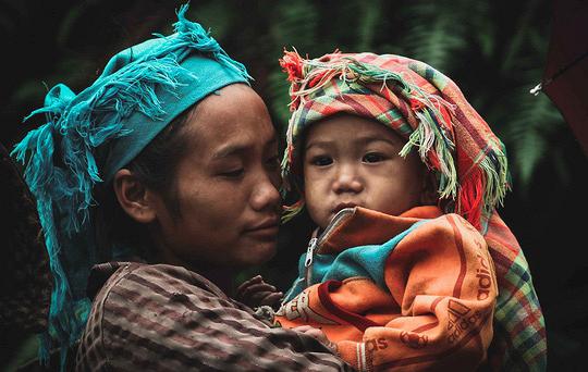 Nét đặc trưng của phụ nữ Hà Giang là chiếc khăn quấn đầu