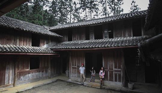 Khu di tích nhà họ Vương là điểm du lịch thu hút nhiều du khách tham quan vì đây là công trình kiến trúc độc đáo, được xây dựng từ đầu thế kỷ 20, mô phỏng theo kiến trúc truyền thống của Trung Quốc với những đường cong, lượn, chạm trổ tinh xảo, được xây dựng trong 9 năm, tốn 15 vạn đồng bạc trắng Đông Dương tương đương 150 tỉ đồng. Dinh thự của "vua Mèo" còn có một lô cốt làm pháo đài phòng thủ