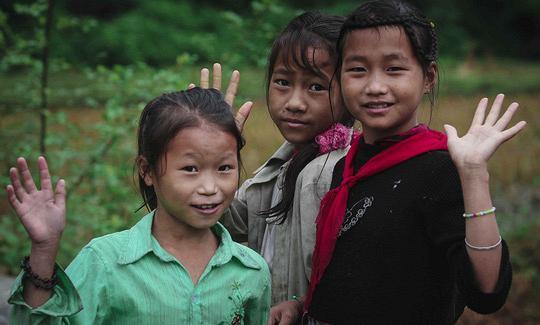 Những bé gái Hà Giang đang làm đồng vui vẻ chào khách