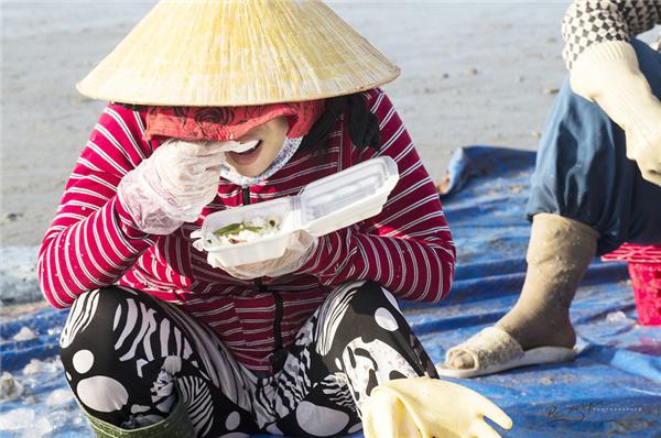 Khi mặt trời lên cao, khoảng 8 giờ sáng, mọi công việc hầu như đã xong. Người dân mới có thể tạm dừng tay để ăn sáng, uống cà phê… (Ảnh: Nguyễn Vũ Phước)
