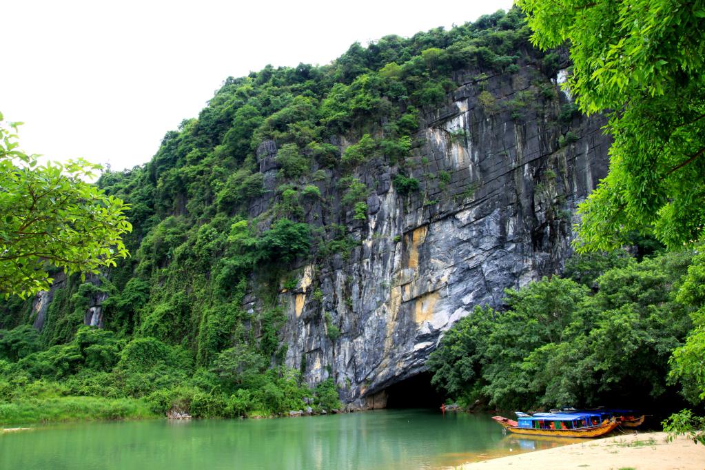 Cửa động Phong Nha. Ảnh: Tinhte