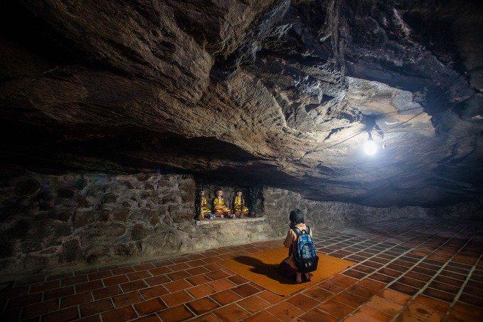 Người dân địa phương cho biết, chùa Hang vốn là ngôi chùa linh thiêng, nên hàng năm vào các ngày rằm, Tết Nguyên Đán, lễ Vu Lan, Phật Đản, ngày giỗ các vị tiền hiền, khách thập phương đều đổ về đây để hành lễ, chiêm bái và cầu nguyện bình an.