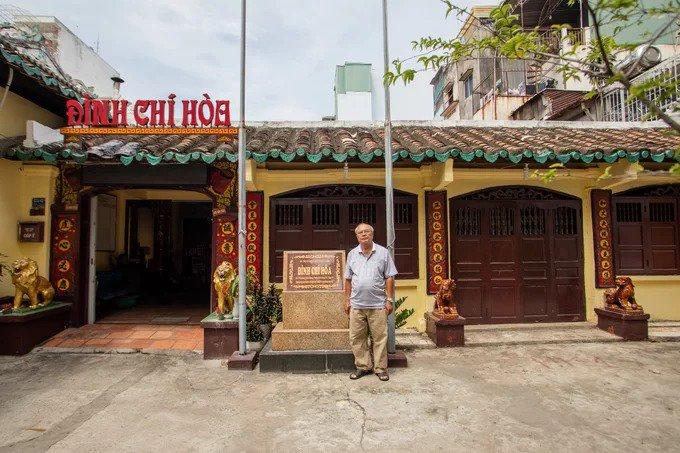 “Không rõ năm lập đình khi nào, chỉ biết rằng đình có sau khi Thống soái Nguyễn Hữu Cảnh vào Nam kinh lược (năm 1698), và thiết lập lên làng xã... Trong tập quán lâu đời của nhân dân, có làng là phải có đình để làm nơi hội họp, phổ biến những quy chế, phép tắc. Đình Chí Hoà xuất hiện và có tên gọi cũng từ tập quán ấy”, ông Phạm Thanh Lâm, Trưởng ban quản lý đình Chí Hoà, nói.  Theo ông Lâm, ban đầu, đình chỉ là nhà vách ván, mái lợp ngói âm dương, cất theo lối chữ tam dưới gốc cây đa cao lớn. Sau khi được vua Tự Đức ban sắc phong vào năm 1852, ngôi đình mới được xây dựng kiên cố và tu bổ vài lần về sau.