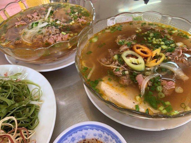 Bún bò ở đây được nấu theo công thức gia truyền mà chủ quán xin phép không tiết lộ