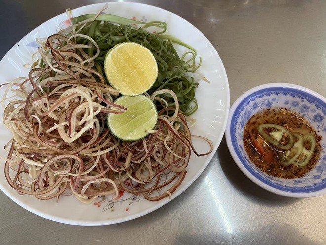 Rau ăn kèm cũng tương tự như bún bò Huế Việt Nam, nhưng nước mắm không phải loại mắm nguyên chất mà được pha để tạo vị ngọt  Ảnh: Lưu Trân