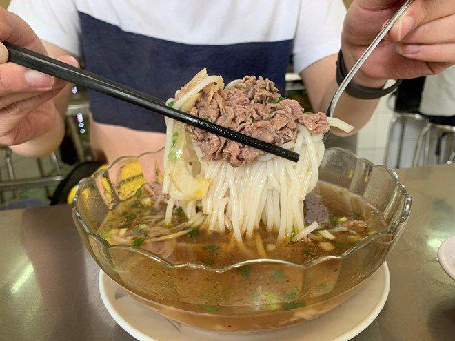Bún sợi nhỏ hơn sợi bún bò thông thường, mỗi tô được cho khá ít bún nên những người ăn khỏe có thể sẽ không no  Ảnh: Lưu Trân