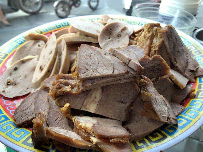 Khách có thể gọi thêm thịt, chả với giá từ 20.000 - 30.000 đồng/chén  Ảnh: Lưu Trân