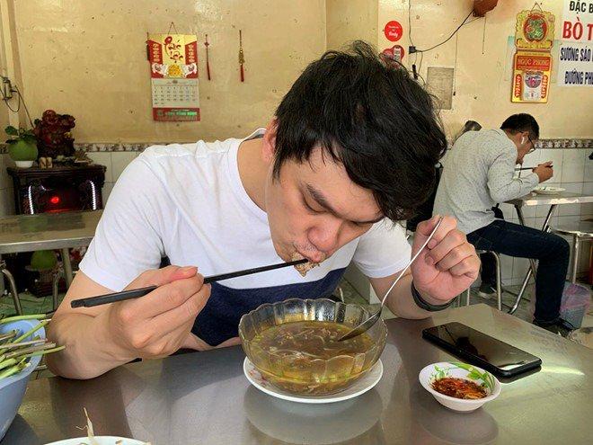 Bún bò Huế kiểu Hoa tuy khá lạ miệng nhưng lại được lòng nhiều thực khách  Ảnh: Lưu Trân