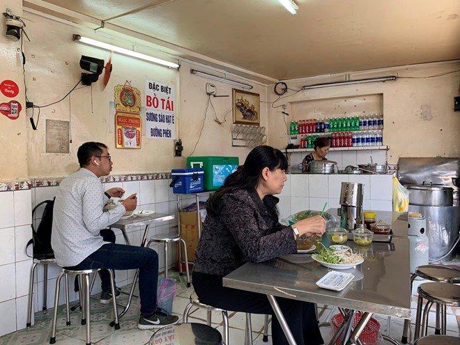 Quán mở bán từ 6 giờ sáng đến 10 giờ đêm mỗi ngày  Ảnh: Lưu Trân