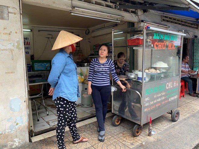 Chiếc xe đẩy trước quán với vài chữ đơn sơ, do chính người chủ đầu tiên cắt dán