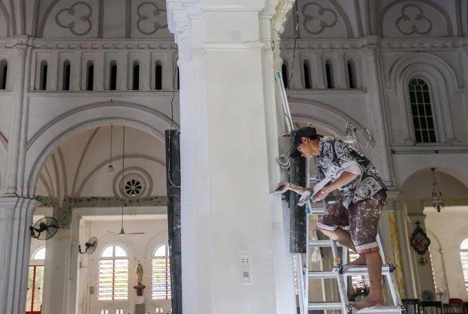 Nhà thờ đang được sửa chữa các hạng mục như cửa chính, mái vòm, hệ thống cột, sơn tường... nhưng vẫn làm lễ, đón khách tham quan. Việc trùng tu dự kiến hoàn thành trong tháng 8.