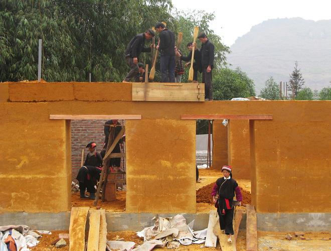 Tầng 2 sử dụng khung cấu trúc là sự kết hợp của các tấm gỗ và dầm, cột bằng bê tông cốt thép. Do hệ thống vì kèo được làm từ gỗ tự nhiên nên công trình rất thân thiện với môi trường.