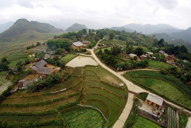 Ngôi nhà nằm trong vùng đất có địa thế đẹp, trên đỉnh núi, xung quanh là rừng nguyên sinh và ruộng bậc thang trông như tranh vẽ. Nơi đây còn được biết với nhiều văn hóa đặc sắc như trang phục truyền thống, các lễ hội, thổ cẩm, tắm thảo dược. Tuy nhiên, cơ sở vật chất và điều kiện sống còn gặp nhiều khó khăn.