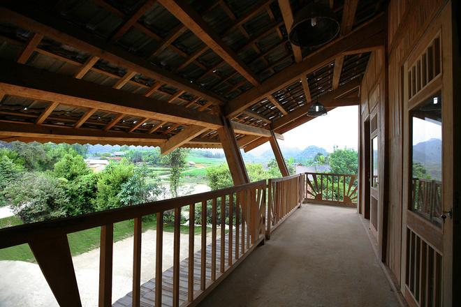 Hành lang, khoảng trống và mái nhà được thiết kế như cánh chim nhạn - loài chim biểu tượng cho sự may mắn, làm không gian bên trong đủ ánh sáng tự nhiên.