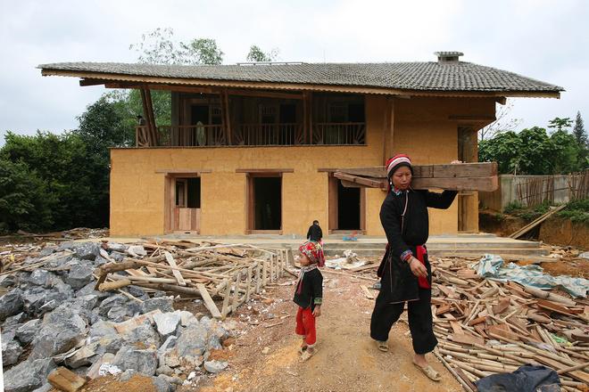 Quá trình xây dựng ngôi nhà cũng được tạp chí kiến trúc Mỹ đăng tải chi tiết với kỹ thuật hiện đại kết hợp truyền thống, trong đó tối đa hóa vật liệu địa phương (trình tường và gỗ).