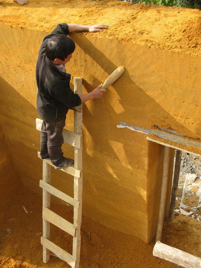 Bên trong nhà được phủ một lớp hỗn hợp gồm đất và các chất phụ gia để tránh nứt và giữ bề mặt tường sạch.