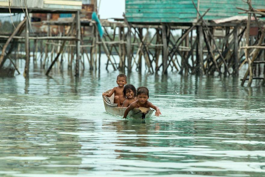 Những em bé người Bajau ở đảo Borneo.
