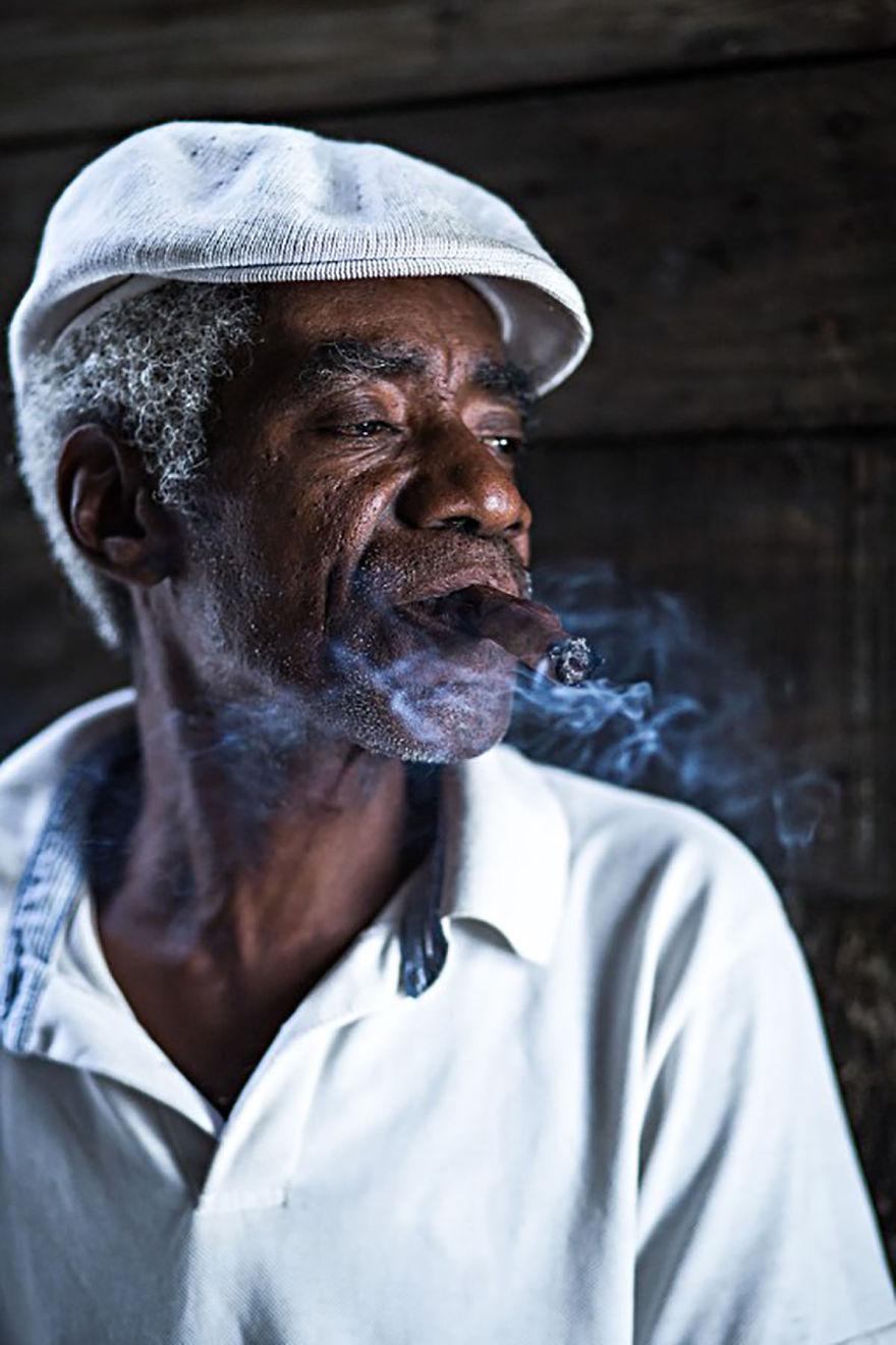 Một ông cụ đang hút thuốc ở La Habana, Cuba.