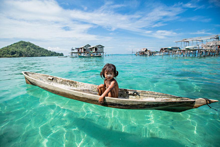 Trẻ em người Bajau trên hòn đảo Borneo, thuộc bang Sabah của Malaysia.