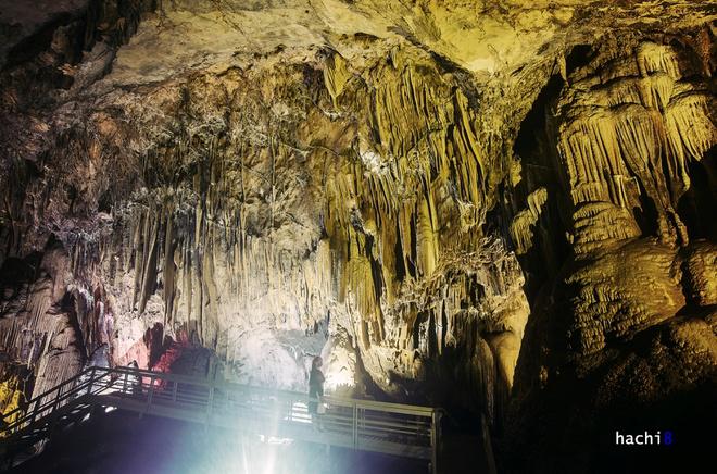 Diện tích trong lòng hang khá rộng, nhiều chỗ có nhũ đá đứng riêng lẻ hoặc xếp thành quần thể tạo nên cảnh tượng kỳ quan hiếm thấy.