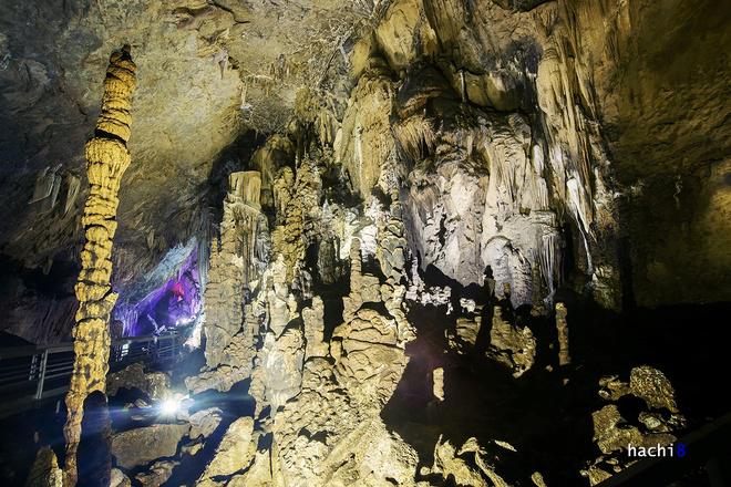 Có chỗ bạn sẽ thấy những ''cây ngọc cẩu'' bằng đá với đầu nhọn và xếp lên nhau. Không chỉ một cây, mà cả ''rừng ngọc cẩu'' (một loại nấm nổi tiếng Hà Giang).