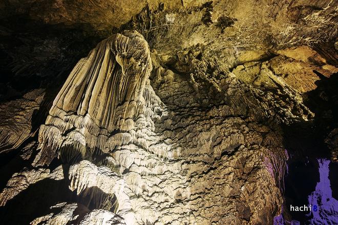 Vào Lùng Khúy bạn như lạc trong một thế giới riêng của hang động, từ bức tường đá vừa mềm mại vừa sừng sững, uy nghiêm, cho đến những chùm đèn điệu đà như nở hoa trên tường đá.