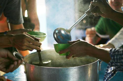Một bát cháo nhum trên thuyền sau buổi tham quan quần đảo Nam Du là sự lựa chọn hợp lý và món ăn đầy bổ dưỡng cho bạn. Ảnh: Minh Đức