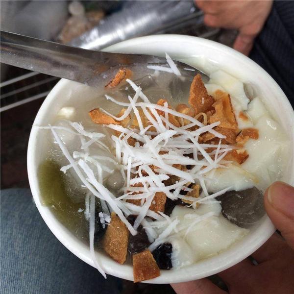 Tào phớ cốt dừa không chỉ gây “choáng” vì giá rẻ bất ngờ mà độ ngon của nó cũng khiến bạn phải ngạc nhiên đấy. (Ảnh: Internet)