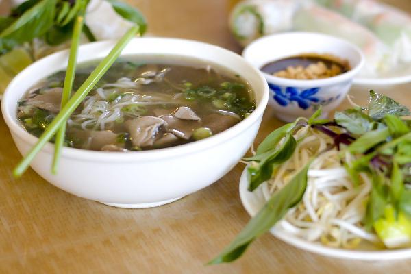 Phở chắc chắn là món ăn nổi tiếng nhất của Việt Nam nhưng nơi đây còn có rất nhiều món bún ngon tuyệt khác