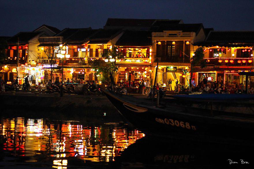 Phố cổ Hội An lung linh trong ánh đèn lồng.