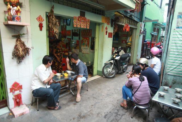 Những chiếc bàn nhỏ kê trước hiên nhà hàng xóm...