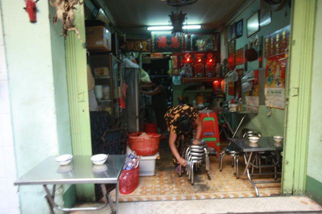 Và khoảng 5 chiếc bàn trong nhà là tất cả không gian của quán.