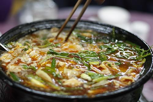 Khuất trong con hẻm số 498 đường Nguyễn Thị Định là quán lẩu “không tên, không địa chỉ, không có món thứ hai”.