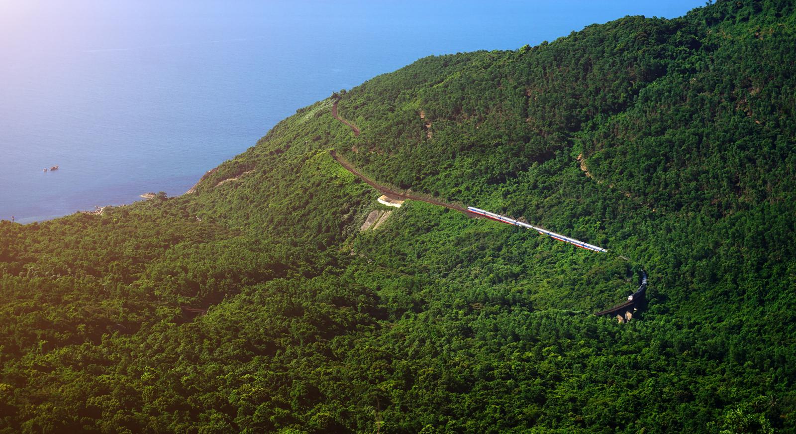 Đèo Hải Vân hùng vĩ của miền Trung nắng gió, cao 500 m so với mực nước biển, dài 20 km. Ảnh: teamBTB