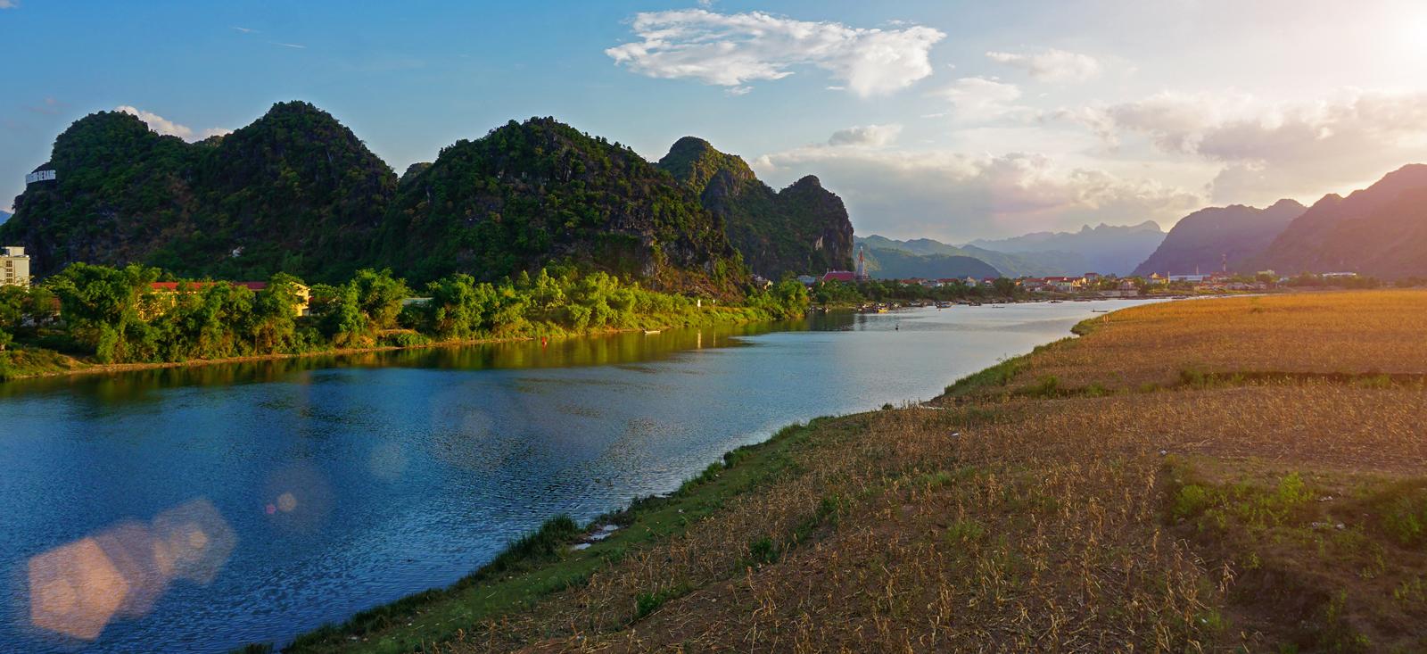 Vườn quốc gia Phong Nha - Kẻ Bàng rực rỡ lúc về chiều. Một trong những khoảnh khắc tuyệt vời trên cung đường Bắc Trung Bộ. Ảnh: teamBTB