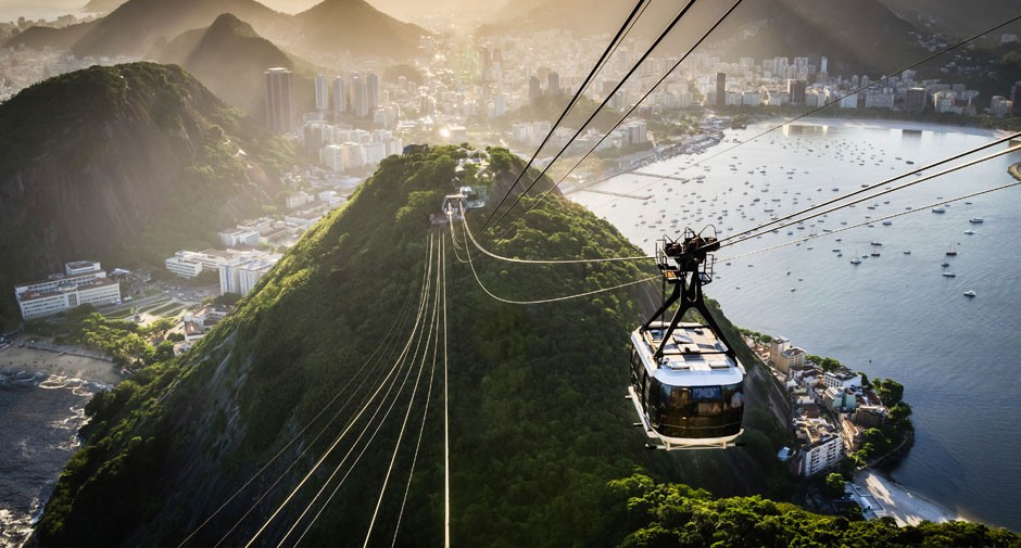 Rio de Janeiro, Brazil: Tuyến cáp này đưa du khách tới đồi Urca trên vịnh Guanabara, sau đó tới đỉnh núi Sugarloaf ở độ cao 396 m. Bạn sẽ được chiêm ngưỡng tượng Chúa Cứu Thế nổi tiếng của Rio trên núi Corcovado, cùng khung cảnh thành phố và bãi biển ngoạn mục trải rộng phía dưới. Nếu có thế, bạn nên tới đây vào buổi chiều để được ngắm hoàng hôn lộng lẫy. Ảnh: Fanlime.