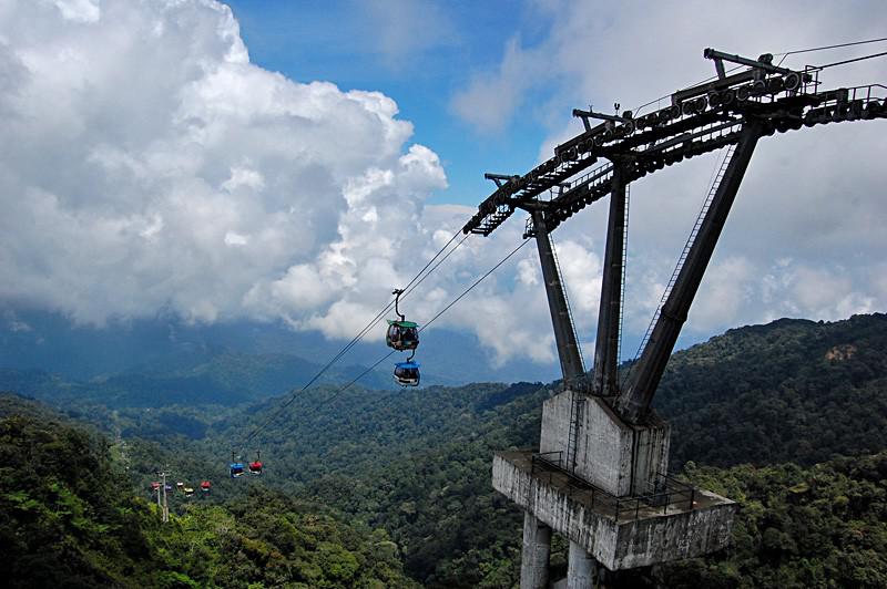 Genting Skyway, Malaysia: Đây là cáp treo nhanh nhất thế giới, nối thị trấn Gohtong Jaya với khu giải trí Resort Hotel ở cao nguyên Genting, bang Pahang. Khu giải trí nằm ở độ cao 2.027 m so với mực nước biển, với các công viên, cửa hàng, khách sạn và một sòng bài. Genting Skyway chở được hơn 2.000 người một giờ, với 8 hành khách mỗi khoang. Tốc độ tối đa của cáp treo là 21,6 km/h, đưa du khách lên đỉnh núi trong 15 phút. Ảnh: Anubimb.
