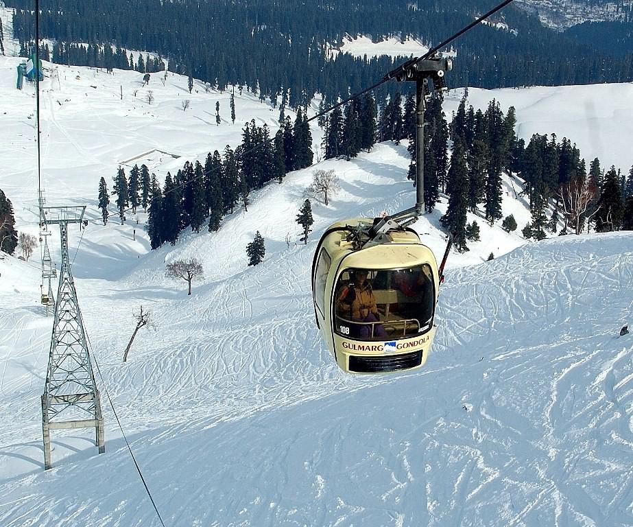 Gulmarg Gondola, Jammu và Kashmir: Cáp treo cao nhất thế giới được xây dựng trên sườn dốc ở độ cao 3.980 m, gần bằng đỉnh Apharwat gần đó. Từ buồng cáp treo, du khách có thể nhìn thấy đỉnh K2 và các đỉnh khách của dãy Himalaya. Vào mùa đông, nơi đây đón một lượng lớn khách đến trượt tuyết. Ảnh: Raredelights.
